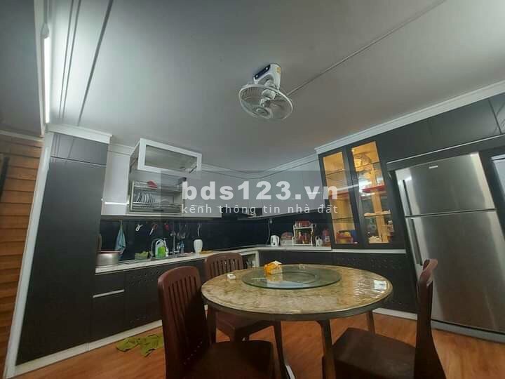 Bán nhà Nguyễn Văn Cừ 60m2, cách mặt phố chỉ 20m, diện tích rộng, giá 5.8 tỷ có thương lượng.
