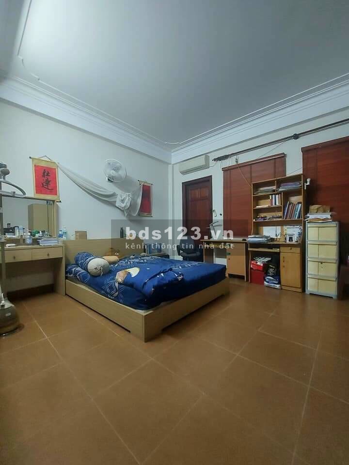 Bán nhà Nguyễn Văn Cừ 60m2, cách mặt phố chỉ 20m, diện tích rộng, giá 5.8 tỷ có thương lượng.