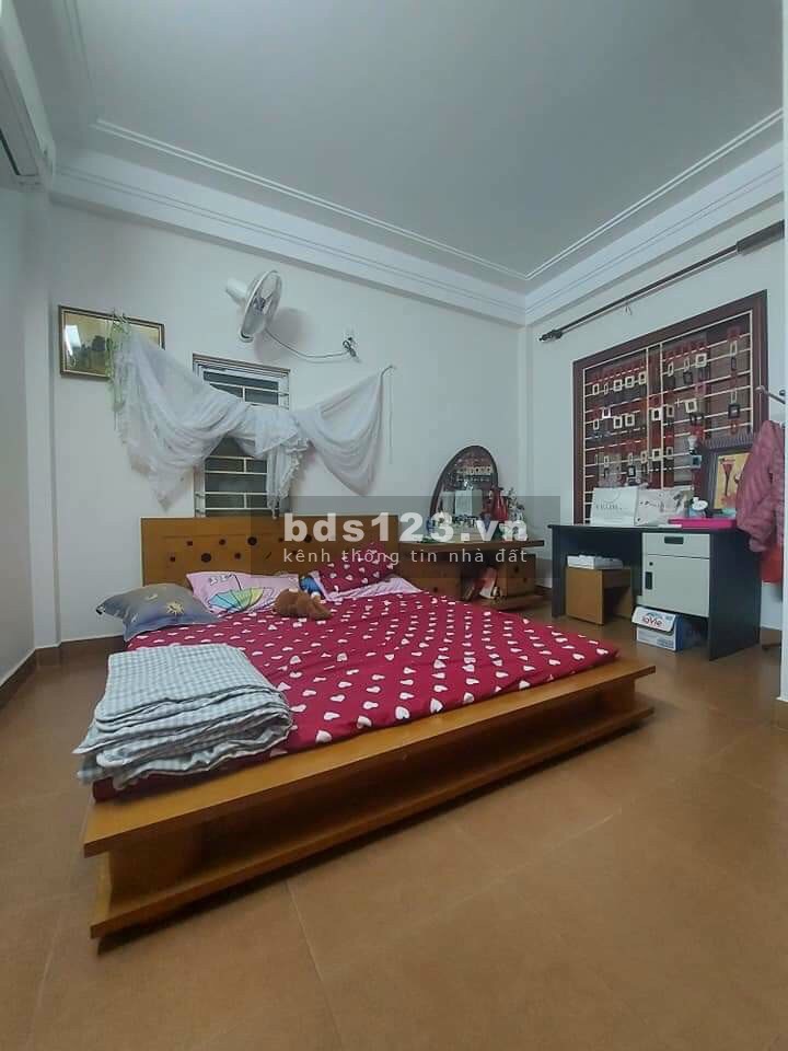Bán nhà Nguyễn Văn Cừ 60m2, cách mặt phố chỉ 20m, diện tích rộng, giá 5.8 tỷ có thương lượng.