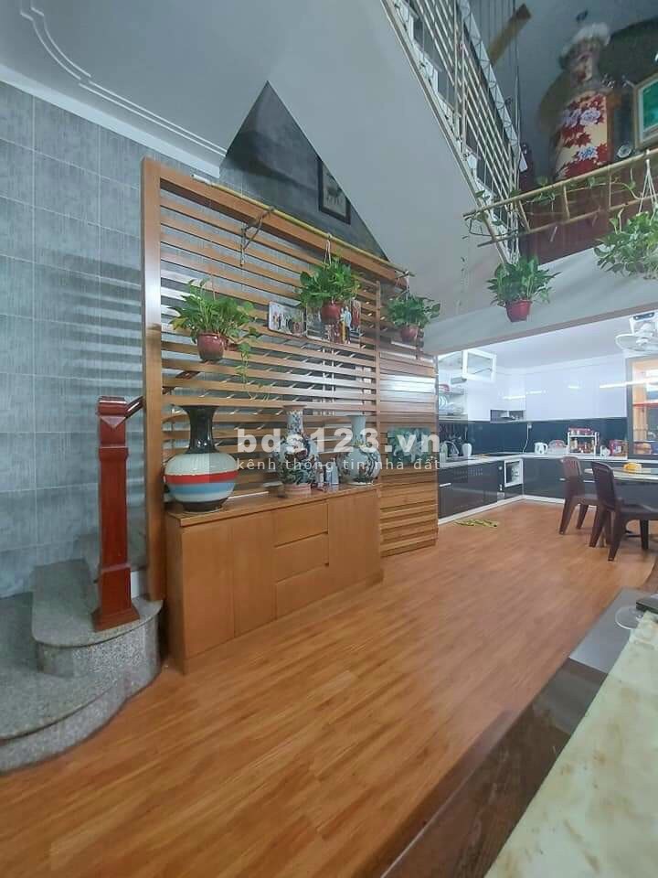 Bán nhà Nguyễn Văn Cừ 60m2, cách mặt phố chỉ 20m, diện tích rộng, giá 5.8 tỷ có thương lượng.