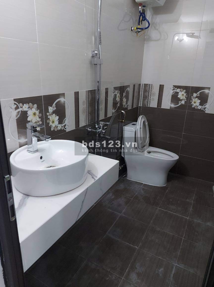 Bán nhà phân lô Quân Đội ô tô 7 chỗ đổ cửa sổ vuông vắn, đồ gỗ xịn sò, giá 5.5 tỷ
