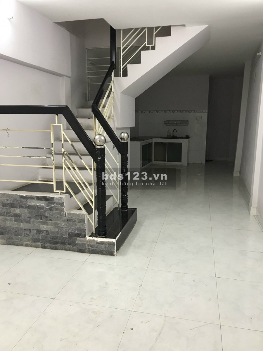 Bán nhà đường Cách Mạng Tháng Tám (CMT8) phường 6 quận Tân Bình DT 40m2 giá 4.8 tỷ