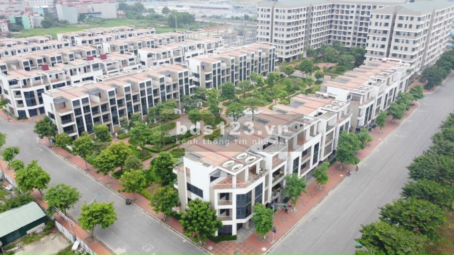 Cần bán nhà mặt phố thương mại 3 mặt tiền, ngân hàng hỗ trợ vay, giá 3.8. tỷ, lh 0975348223