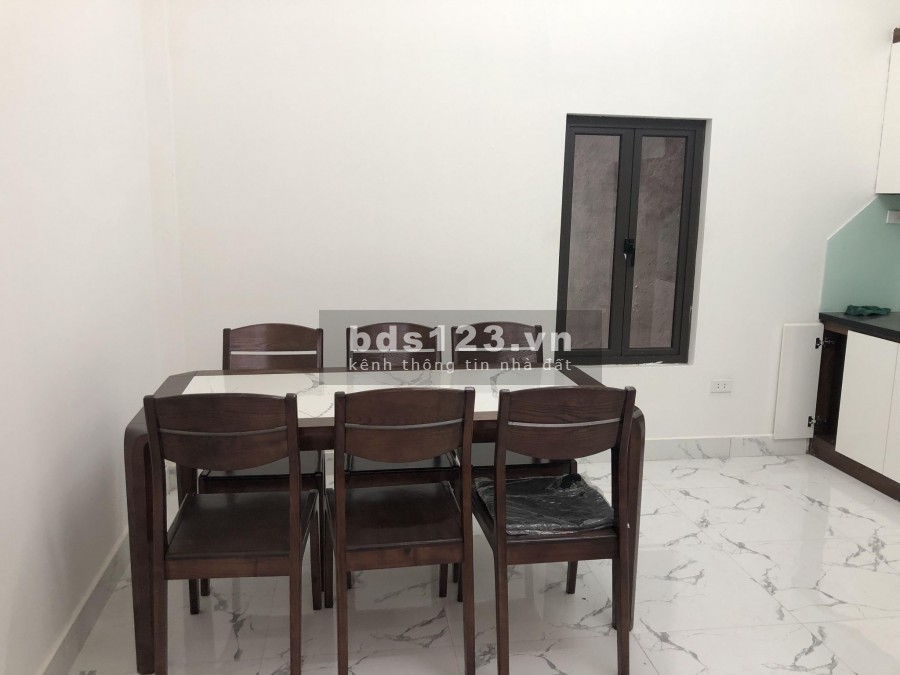 Bán nhà nguyên căn ô tô đỗ cổng nhà nguyên căn mới, nội thất cơ bản, phố Trịnh Văn Bô