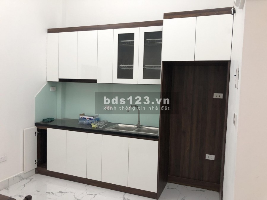 Bán nhà nguyên căn ô tô đỗ cổng nhà nguyên căn mới, nội thất cơ bản, phố Trịnh Văn Bô