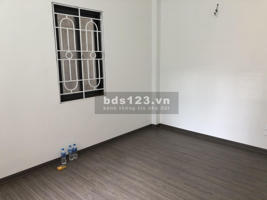 Bán nhà nguyên căn ô tô đỗ cổng nhà nguyên căn mới, nội thất cơ bản, phố Trịnh Văn Bô
