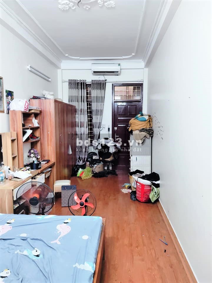 Bán nhà Cát Linh bán đất tặng nhà dt 25m2 đúc 5 tầng giá 1,8 tỷ hàng xóm mặt phố, sổ sẵn