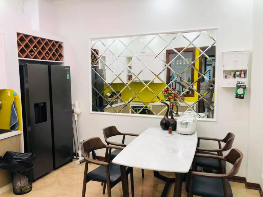 Bán nhà nguyên căn đẹp phố Trần Quốc Hoàng, xây 3 tỷ, full nội thất, gara ô tô đỗ thoải mái