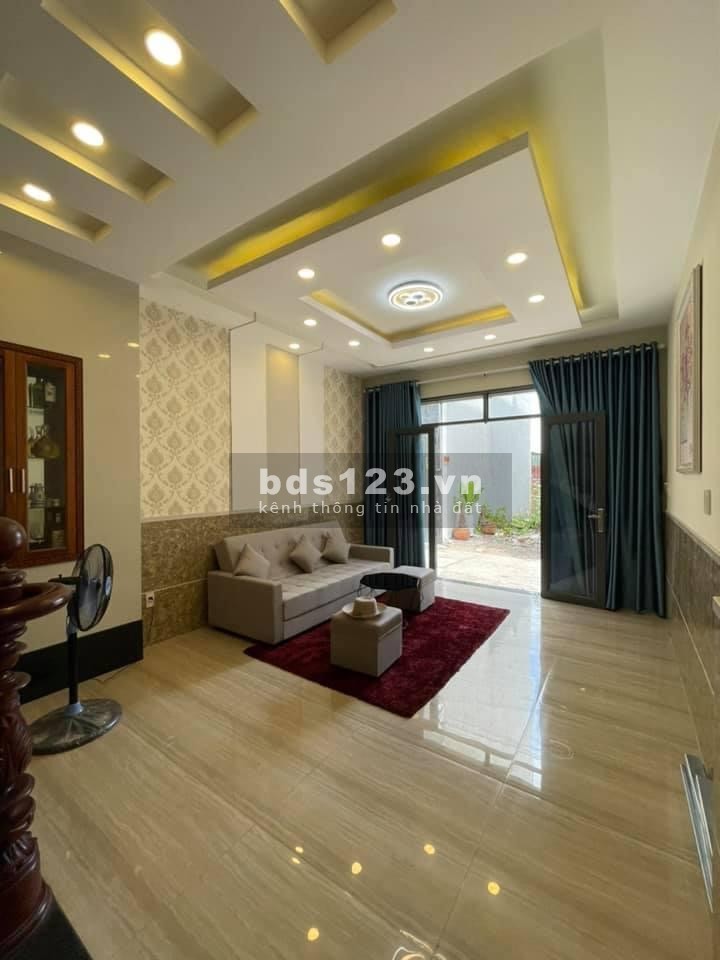 Bán nhà Nguyễn Phúc Chu, Tân Bình, hẻm xe hơi tặng nội thất hiện đại, dtsd 42m2, giá 5.2 tỷ