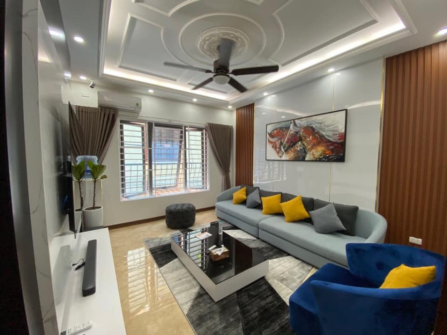 Bán nhà nguyên căn đẹp phố Trần Quốc Hoàng, xây 3 tỷ, full nội thất, gara ô tô đỗ thoải mái