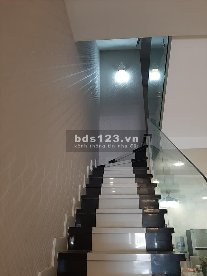 Bán nhà Gò Vấp xe hơi đỗ cửa diện tích 56m2 đúc 2 lầu, mt 4m, 3 PN giá bán chỉ 3.95 tỷ