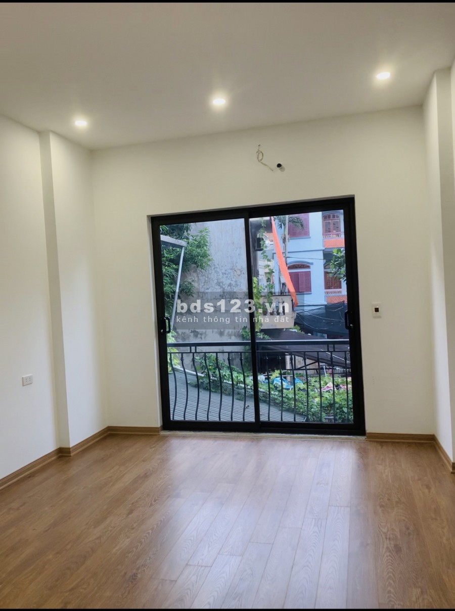 Bán nhà Ô Cách Quận Long Biên, dt 31m2, 5 tầng, 15m ra đường ô tô tránh, giá tốt mùa dịch