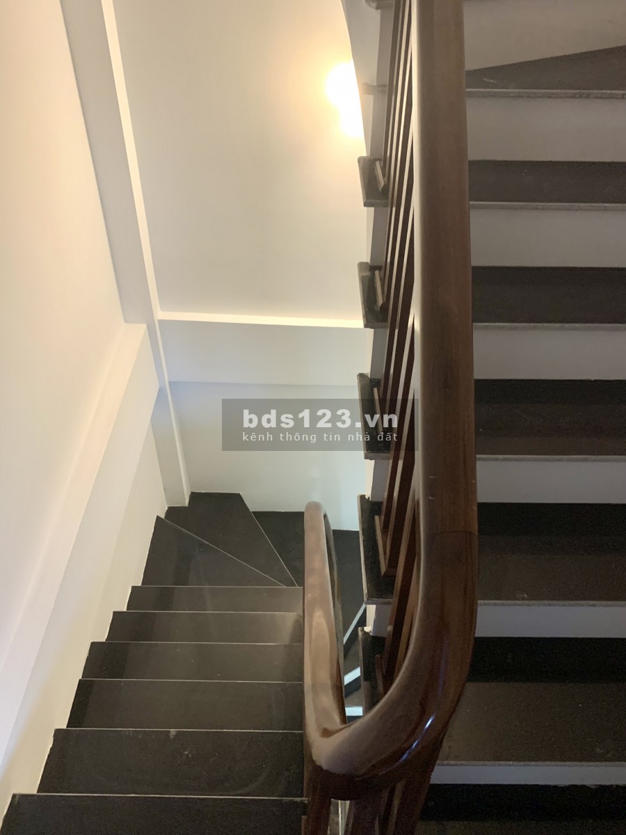 Bán nhà Ô Cách Quận Long Biên, dt 31m2, 5 tầng, 15m ra đường ô tô tránh, giá tốt mùa dịch