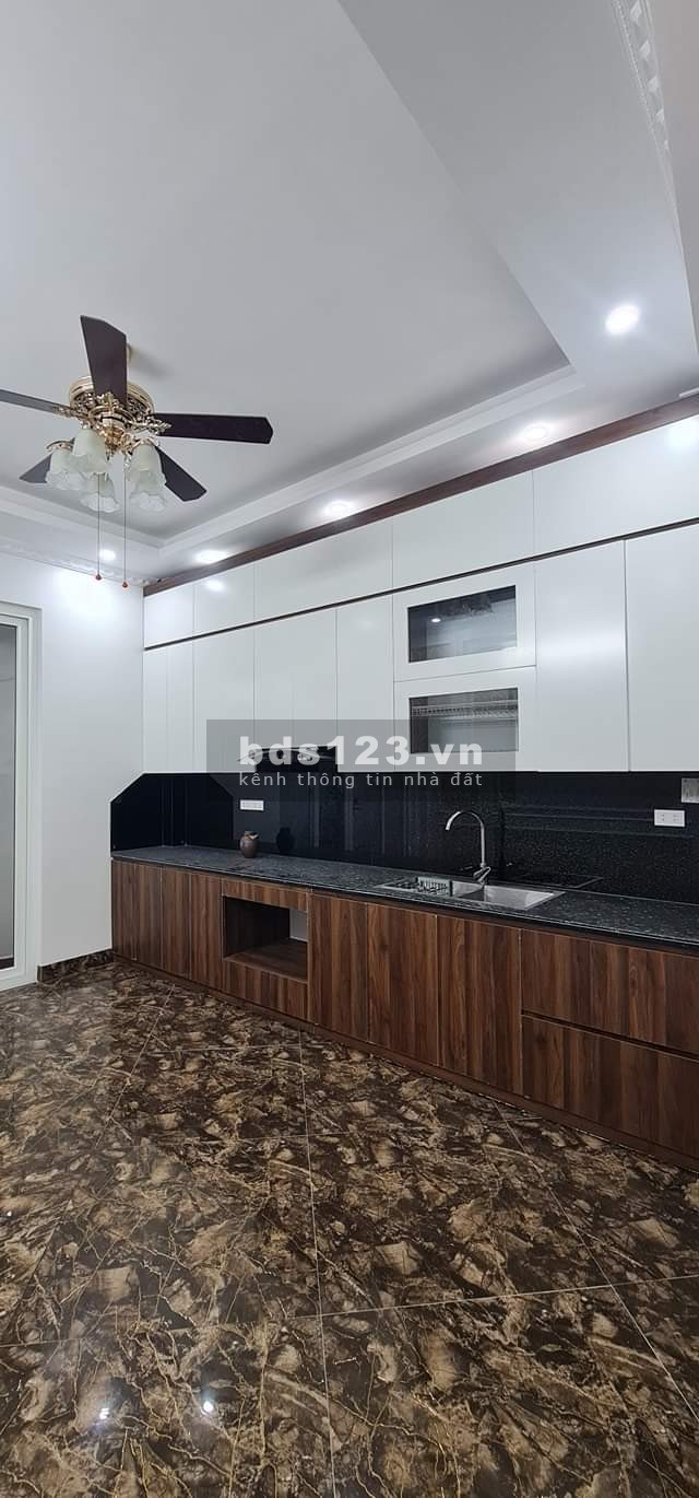 Vị trí đẹp, ô tô đỗ cửa Phố Xuân La, diện tích sử dụng 44m2, 6 tầng, 7PN, nhỉnh 4 tỷ