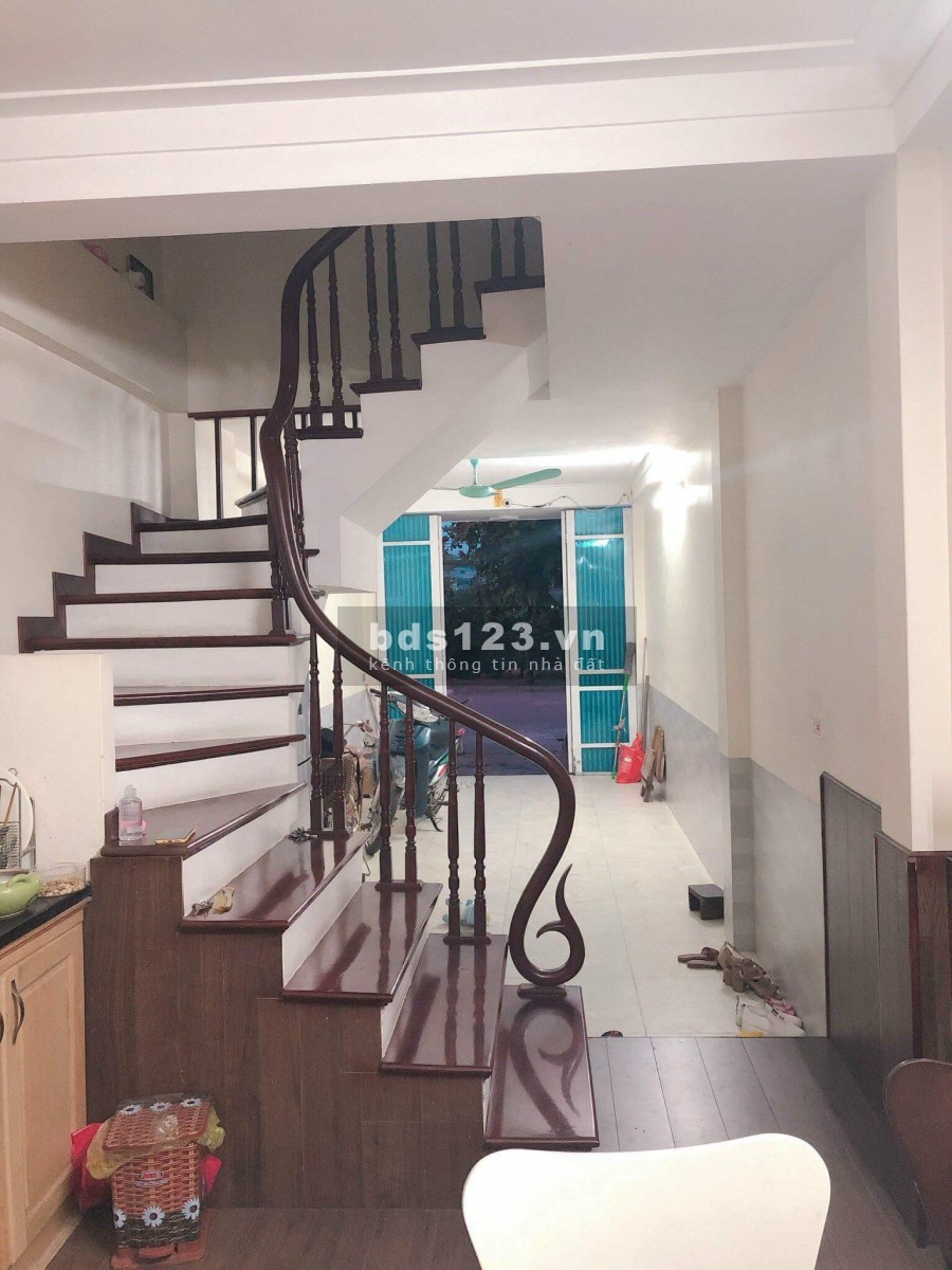 Bán nhà 3 tầng tại Ngô Xuân Quảng, Trâu Quỳ đường oto vào giá 2 tỷ. LH 0983253436
