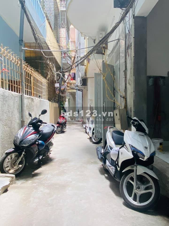Nhà đẹp, ở ngay. Bán nhà mặt ngõ Trương Định. DT 31m2. 4 Tầng. MT 7m. Giá 2.95 Tỷ.