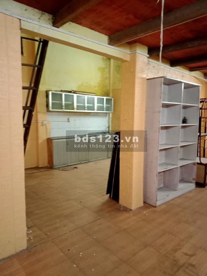 Bán nhanh nguyên căn nhà Đội Cấn diện tích 42m2, giá nhỉnh 60 triệu/m2, cách ô tô tránh 100m