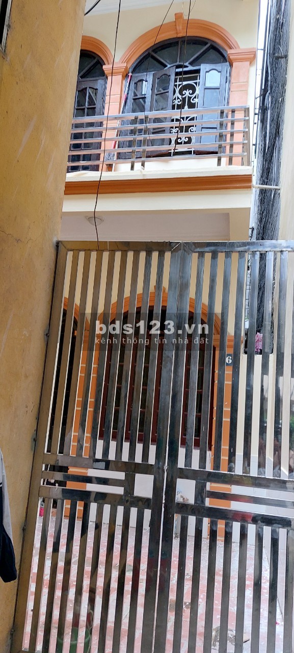 Bán nhà nguyên căn Quận Hoàng Mai mặt tiền có sân cực thoáng, giá bán nhỉnh 4 tỷ, sổ sẵn
