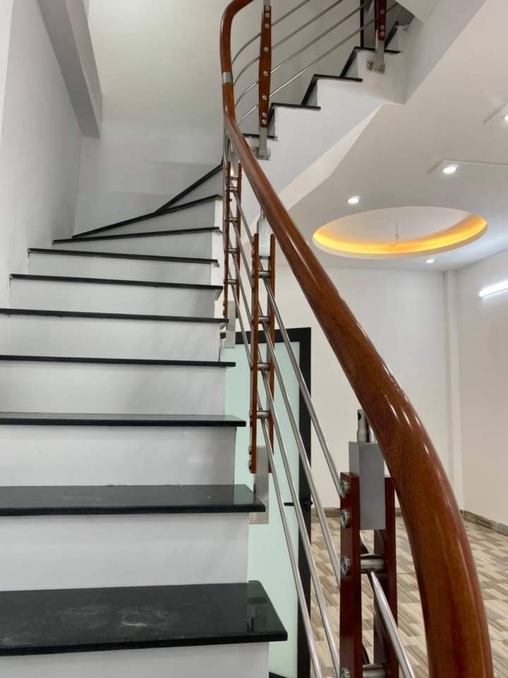 Cần bán nhà nguyên căn phố Minh Khai, dt 55m2, nhà đẹp 6 phòng nở hậu, ô tô giá 5 tỷ