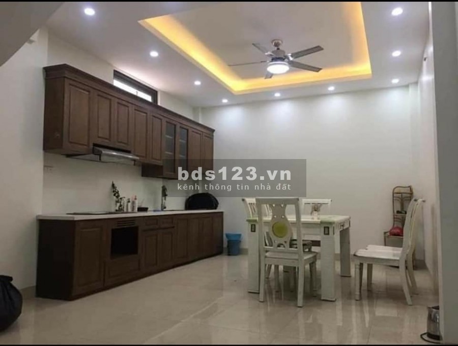 Cần gấp nhà Ái Mộ Quận Long Biên gần bệnh viện diện tích 30m2 giá bán nhanh 2 tỷ85