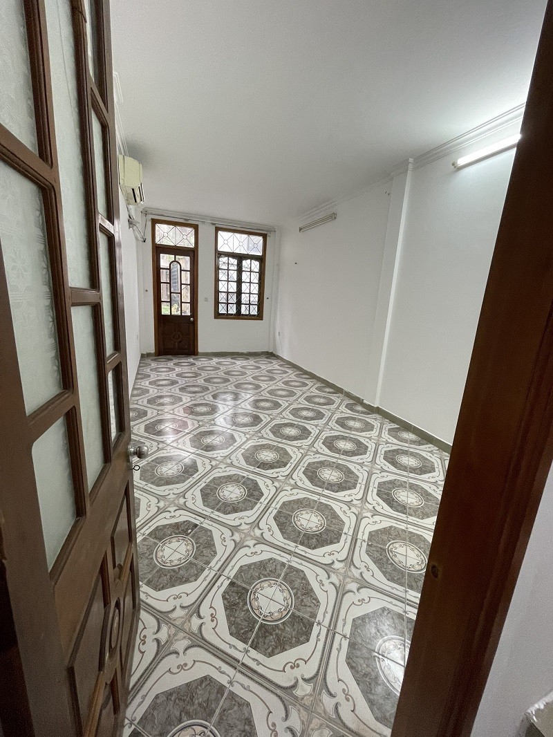Chính chủ Bán nhà tại ngõ 366 Ngọc Lâm, Long Biên DT 56.5m2x3 tầng Giá 4.3 tỷ LH 0913160781