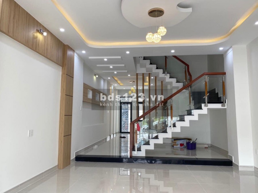 Bán cặp nhà mới xây xong giá tốt 2.75 tỷ, diện tích 100m2, vị trí đắc địa, khu dân cư đông