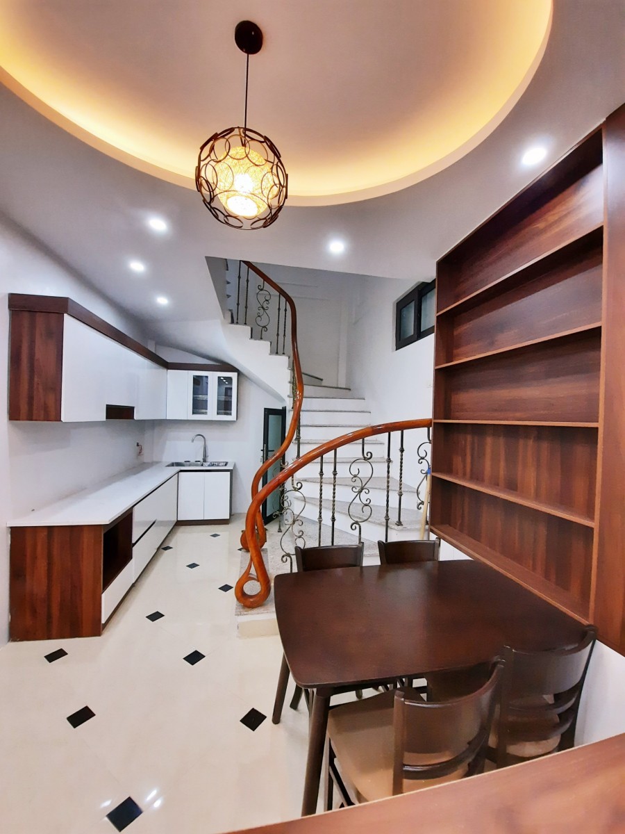 Nhà ngõ 260 Phố Chợ Khâm Thiên, Đống Đa, 47m2, 5T mới, sân cổng riêng 4,05 tỷ