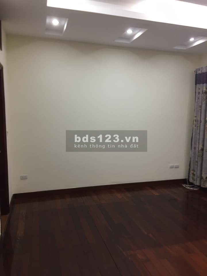Bán nhà riêng nguyên căn vào ở luôn, phố Lĩnh Nam, diện tích 32m2, 5 tầng, giá bán 2.35 tỷ