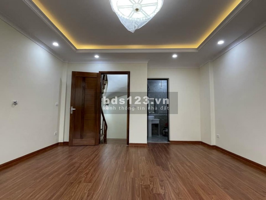 Bán nhà ngõ 102 Hoàng Đạo Thành, Thanh Xuân Hà Nội, dt 40m2, 6 tầng, ô tô vào nhà