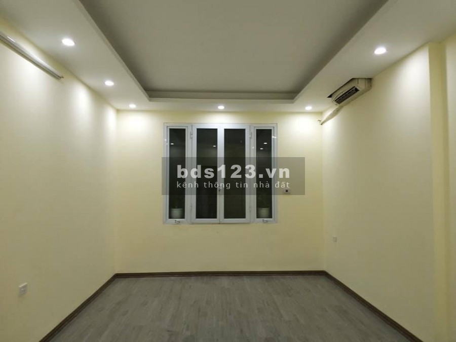 Bán nhà Khâm Thiên 25m2. Nhà đẹp ở luôn. Hàng xóm mặt phố. Giá 2.35 tỷ