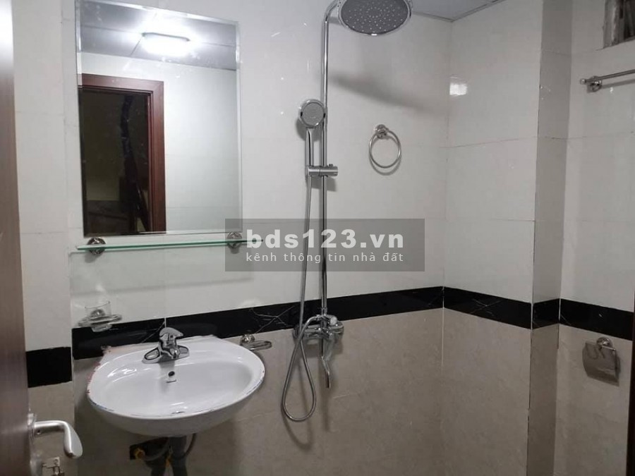 Bán nhà Khâm Thiên 25m2. Nhà đẹp ở luôn. Hàng xóm mặt phố. Giá 2.35 tỷ