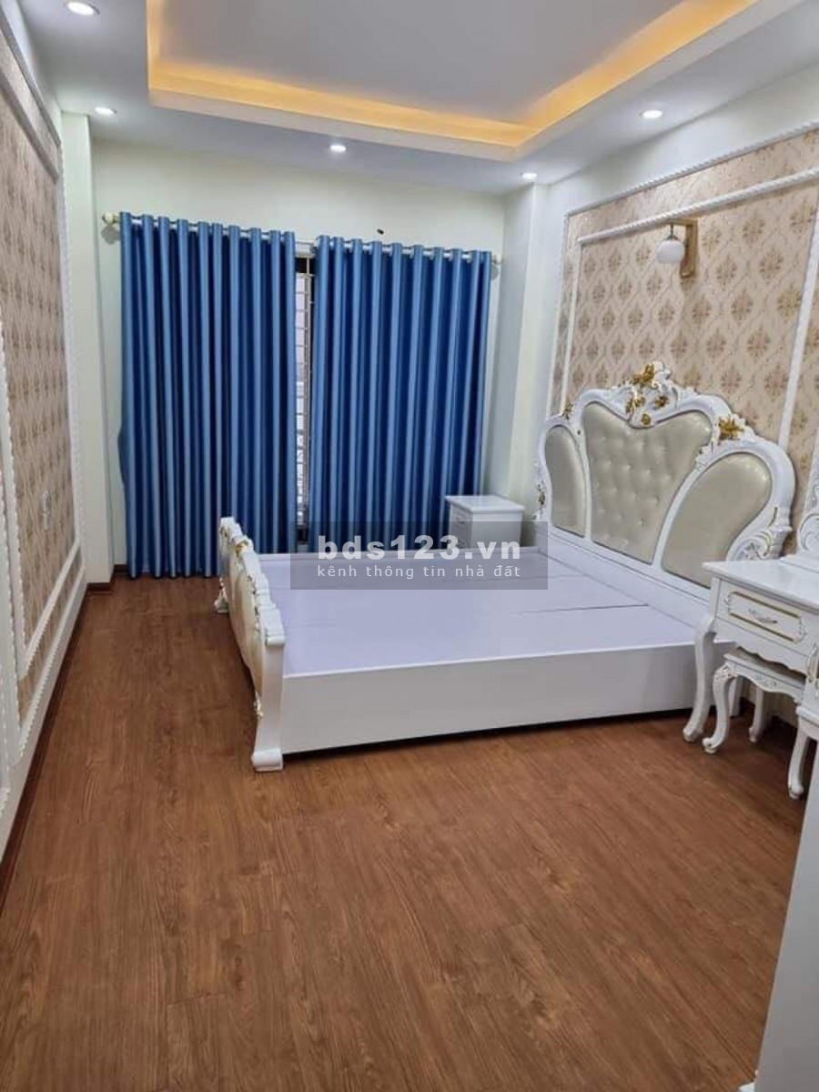 Bán gấp nhà Nguyễn Văn Cừ, 40 m2, 5 tầng, ô tô đỗ cổng, nhà mới Kính Koong, giá 3.35 tỷ