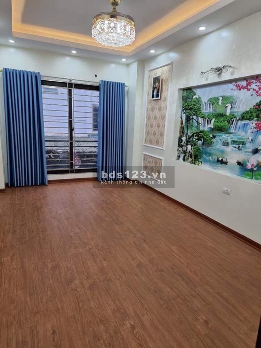 Bán gấp nhà Nguyễn Văn Cừ, 40 m2, 5 tầng, ô tô đỗ cổng, nhà mới Kính Koong, giá 3.35 tỷ