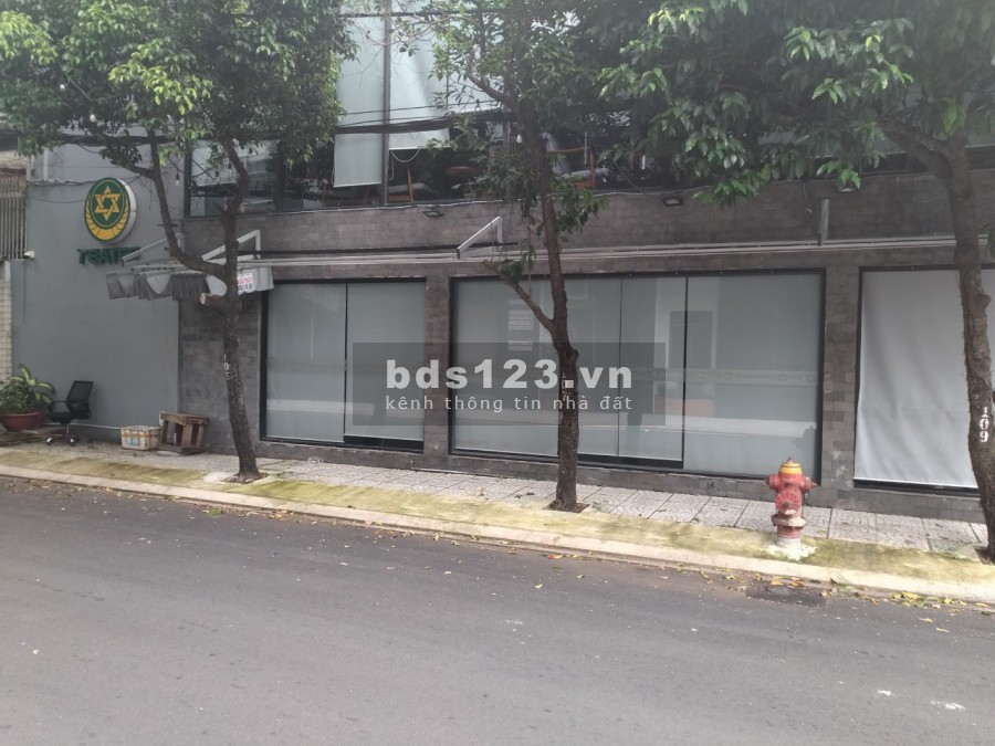2 lầu, căn góc ngã tư 2 mặt tiền, sạch sẽ