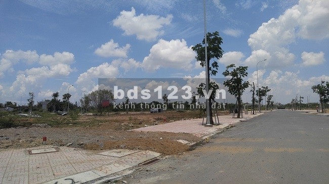 Nhà mới 1 trệt 2 lầu 1 tum mặt tiền kinh doanh 50m cạnh Chợ Hưng Long, Bình Chánh