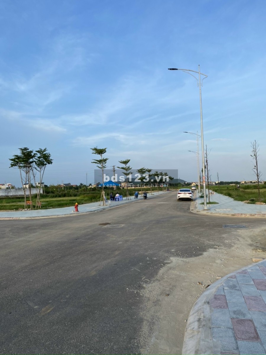 Em cần bán lô đất xẻ khe ngay đường đôi 36m tại mb 650 Đông Khê Đông Sơn