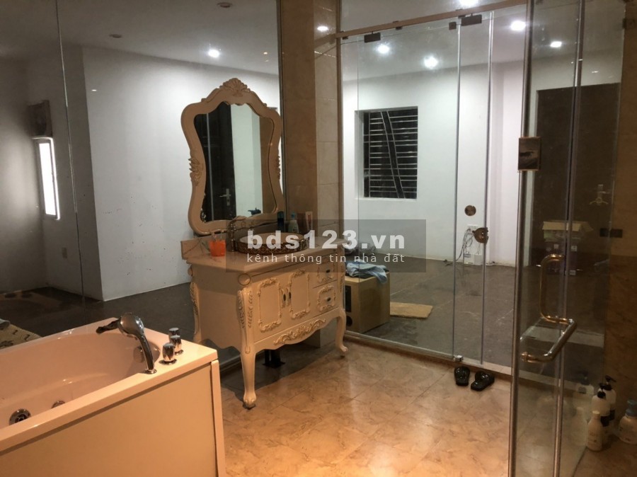 Bán nhà Miếu 2 Xã có sân cổng riêng 2 mặt thoáng rộng rãi vị trí đắc địa, sổ sẵn chính chủ