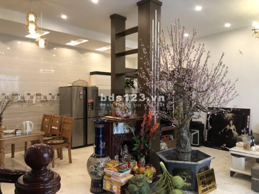 Bán nhà Miếu 2 Xã có sân cổng riêng 2 mặt thoáng rộng rãi vị trí đắc địa, sổ sẵn chính chủ