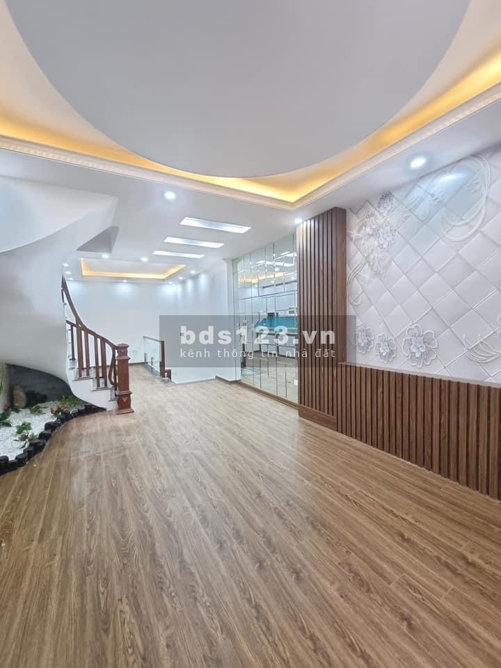 Nhà Khương Đình, nhỉnh 5 tỷ, đúc 5 tầng, diện tích sử dụng 40m2, vài phút ra Ngã Tư Sở