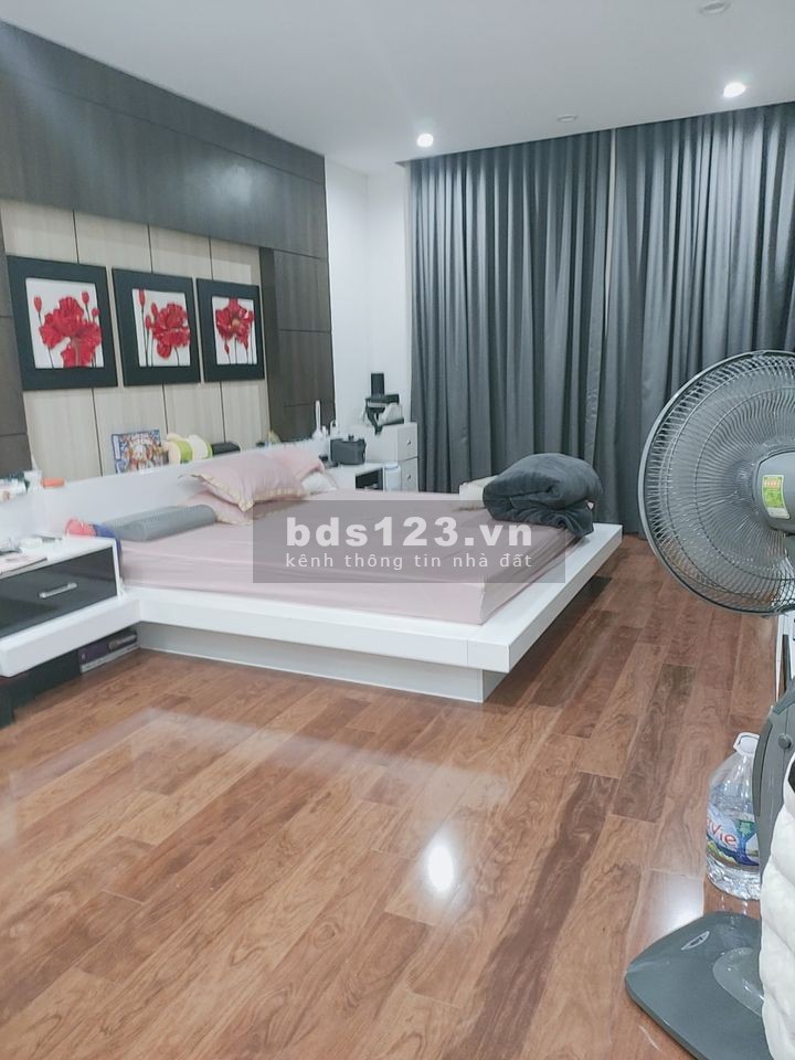 Bán nhà nguyên căn phố Ngọc Lâm, diện tích 45m2 giá chào 7.3 tỷ sổ sẵn, bàn giao ngay