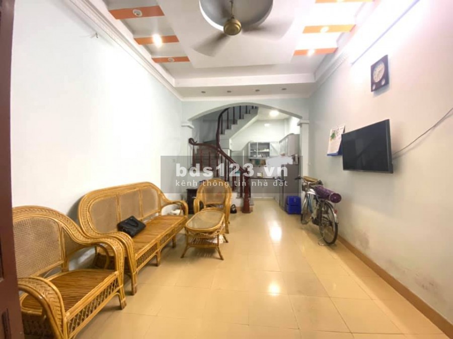 Bán nhà Đê La Thành. Sát phố, ô tô. Nhà đẹp. Xách đồ ở luôn 26m2 giá 2.35 tỷ