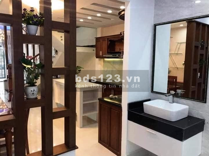 Bán nhà Nguyễn Khang ngõ rộng diện tích sử dụng 40m2 đúc 4 tầng, mặt tiền 5m, lhcc