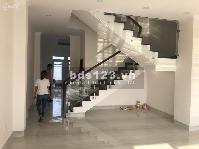 Bán nhà nguyên căn kết cấu 1 trệt, 1 lầu, mặt tiền đường Tỉnh Lộ 10, cách Cầu Xáng