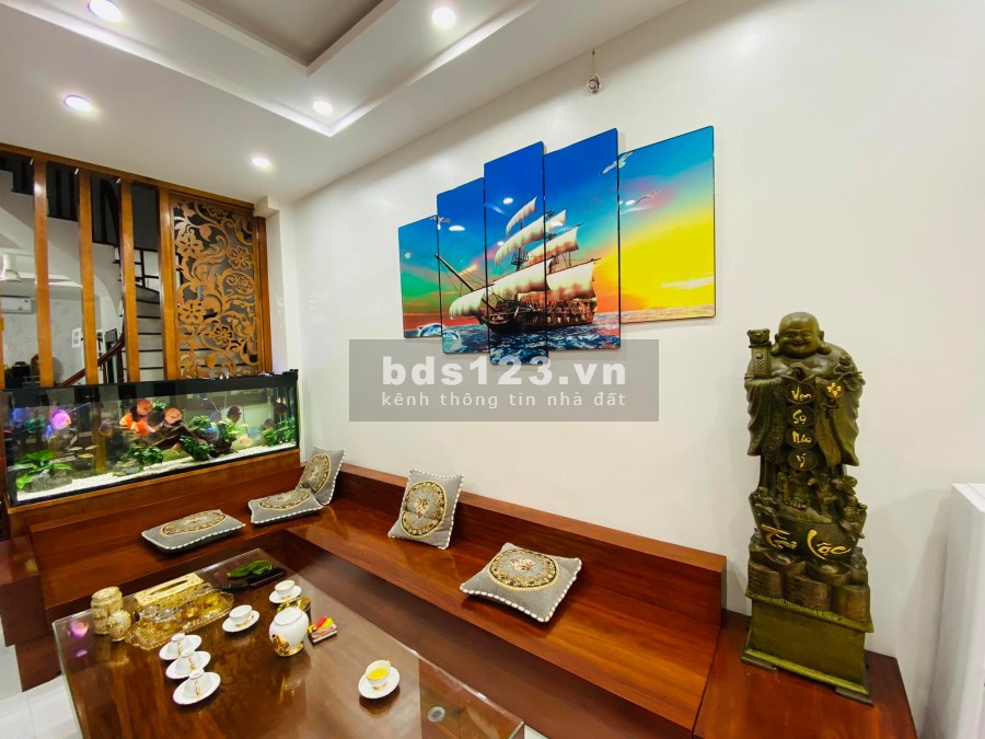 Mặt ngõ ô tô, mặt hồ Kim Đồng diện tích sử dụng 54m2 5 tầng mặt tiền 3,4m giá 8.8 tỷ
