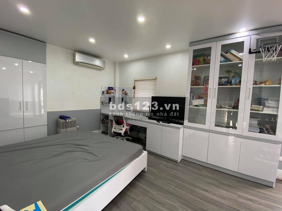 Bán nhà phố Đống Đa 3 ô tô dàn ngang, view hồ, KD đỉnh, vỉa hè cực to 46m 4T MT3.8m 16 tỷ