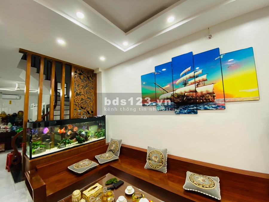 Mặt ngõ ô tô, mặt hồ Kim Đồng diện tích sử dụng 54m2 5 tầng mặt tiền 3,4m giá 8.8 tỷ