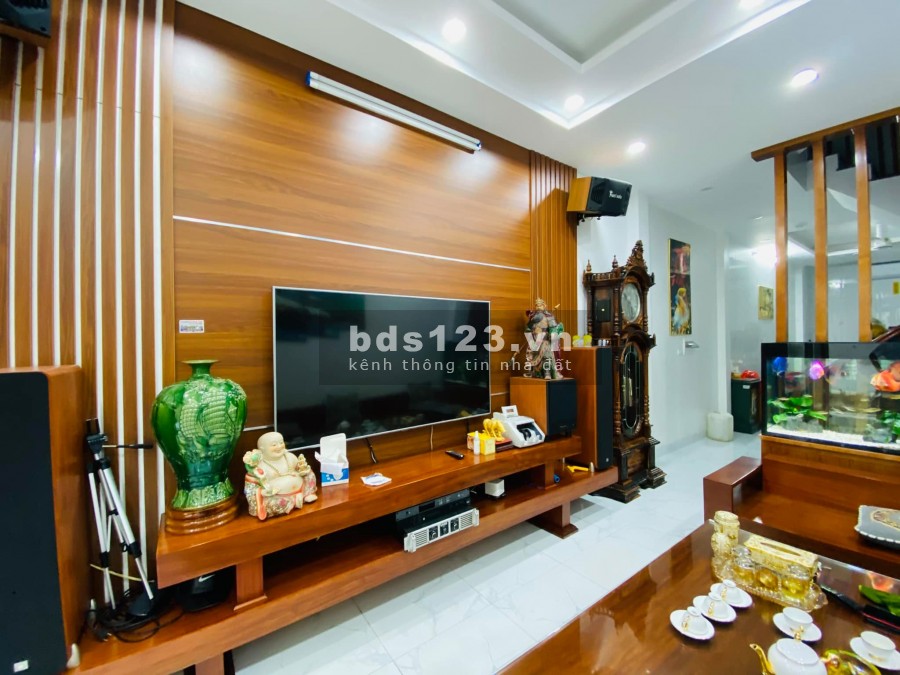 Mặt ngõ ô tô, mặt hồ Kim Đồng diện tích sử dụng 54m2 5 tầng mặt tiền 3,4m giá 8.8 tỷ