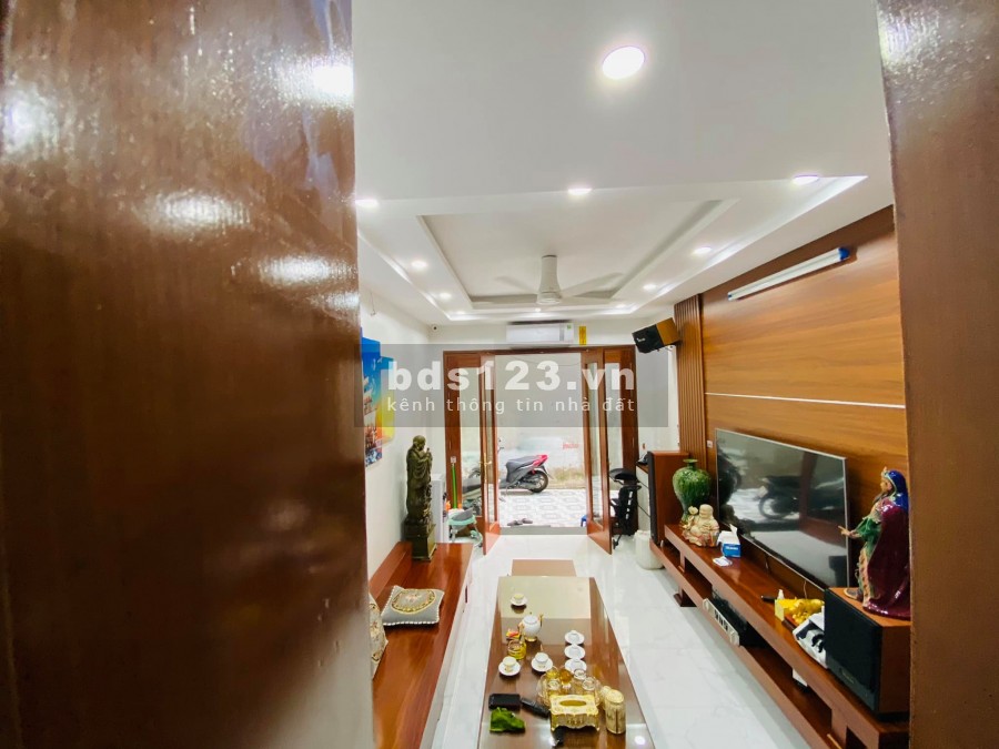 Mặt ngõ ô tô, mặt hồ Kim Đồng diện tích sử dụng 54m2 5 tầng mặt tiền 3,4m giá 8.8 tỷ