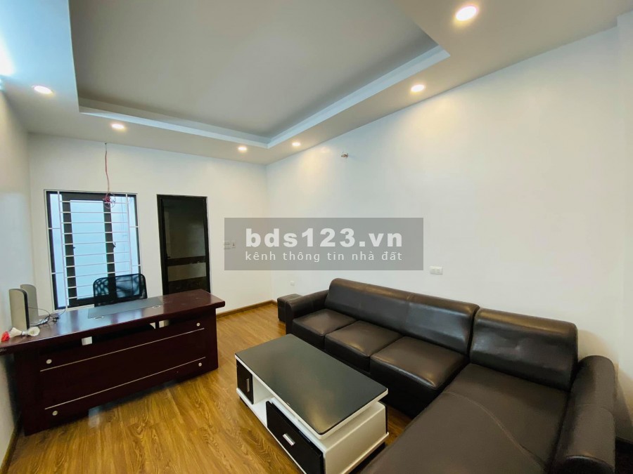 Mặt ngõ ô tô, mặt hồ Kim Đồng diện tích sử dụng 54m2 5 tầng mặt tiền 3,4m giá 8.8 tỷ
