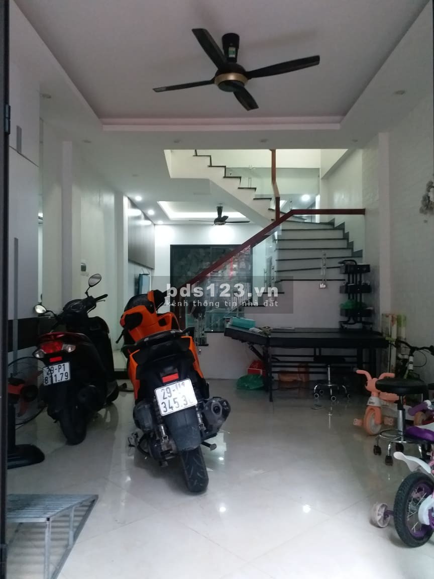Bán nhà nguyên căn Hoa Hậu Nguyễn Khánh Toàn Cầu Giấy, dtsd 54m2, 5 tầng, mt 5m, giá 6.4 tỷ